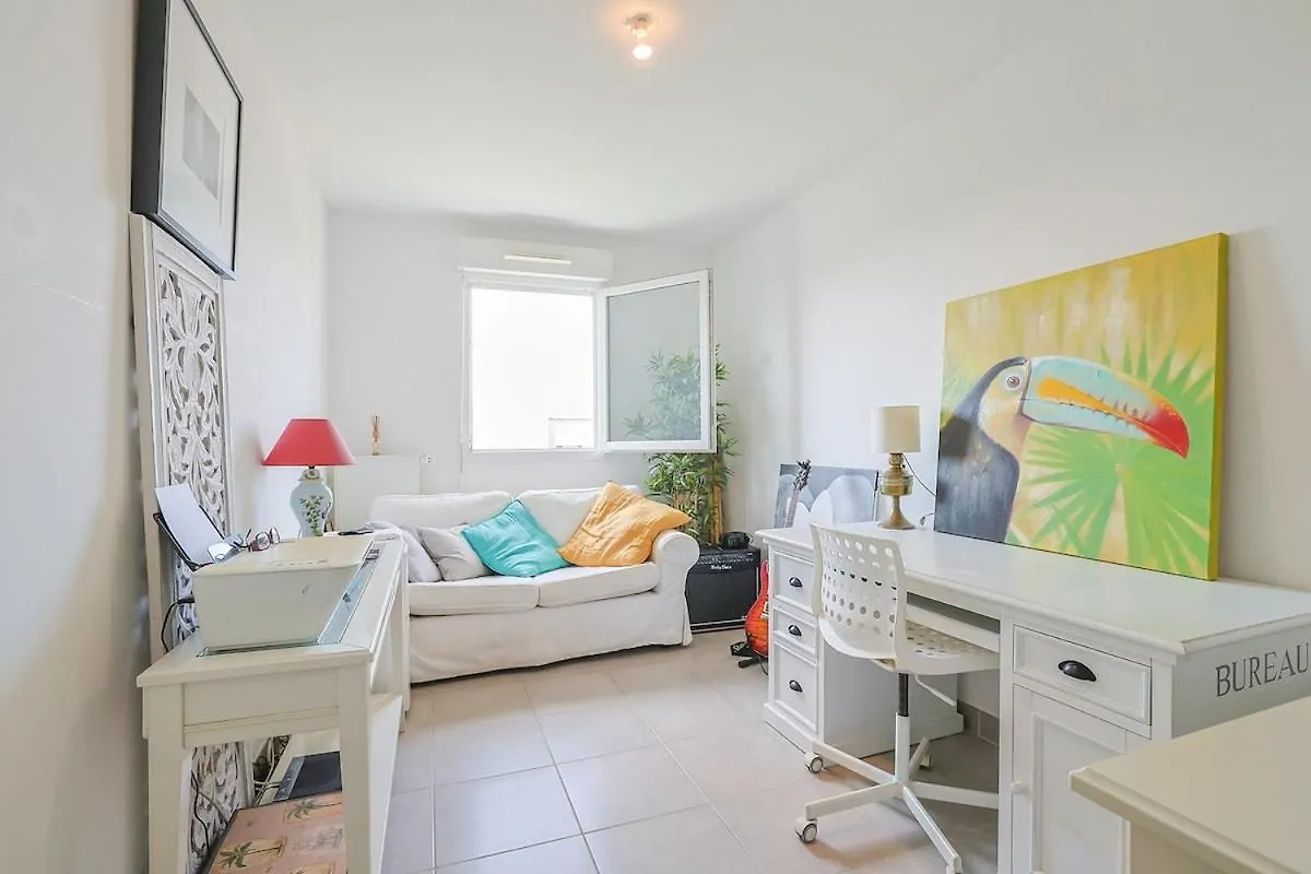 Air-Conditioned South-Facing Apartment Hyeres